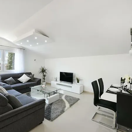 Monika - Private Terrace&parking Appartement Zadar