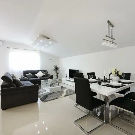 Monika - Private Terrace&parking Appartement