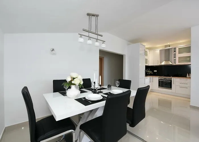 Monika - Private Terrace & Parking *