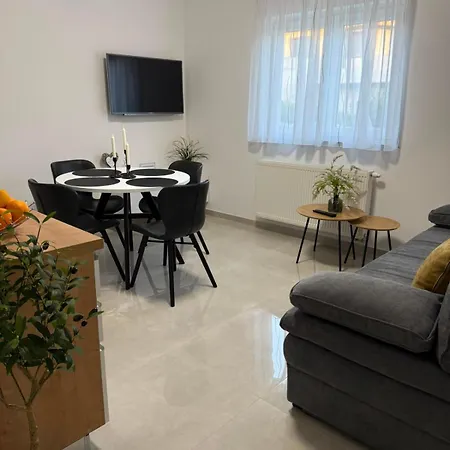 Monika - Private Terrace & Parking Lägenhet