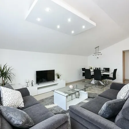 Apartman Monika - Private Terrace & Parking *