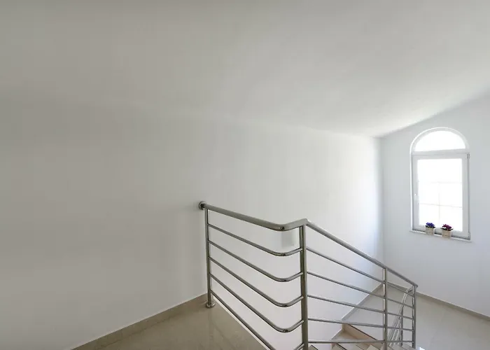 Monika - Private Terrace & Parking דירה