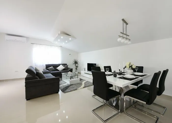 Monika - Private Terrace & Parking דירה